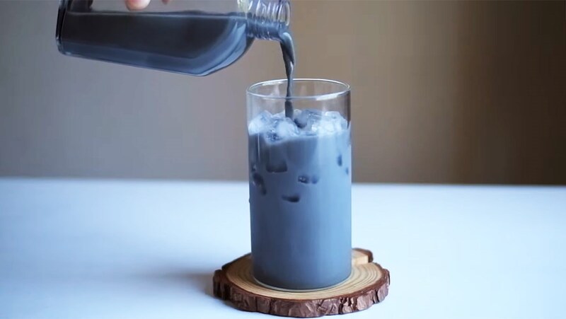 Cách làm trà sữa than tre độc lạ, siêu ngon trong 10 phút